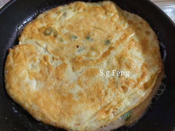 12.至蛋液底層呈金黃色，再翻面，再稍煎一下，使蛋液熟成。