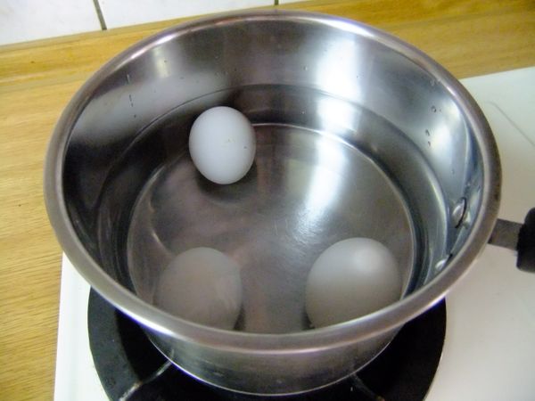 鍋內放入雞蛋和水，水位只要能蓋過雞蛋就好，不要太多。