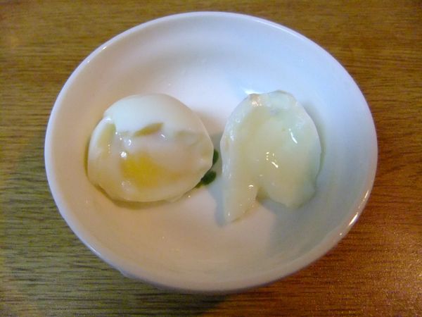 1.5分鐘：蛋黃完全是液態的，蛋白也還沒全熟。