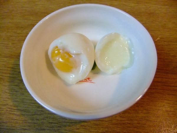 2分鐘：蛋白已經全熟，但蛋黃似乎還是液態的，只要戳一下外圍的薄膜蛋黃就會流出來。