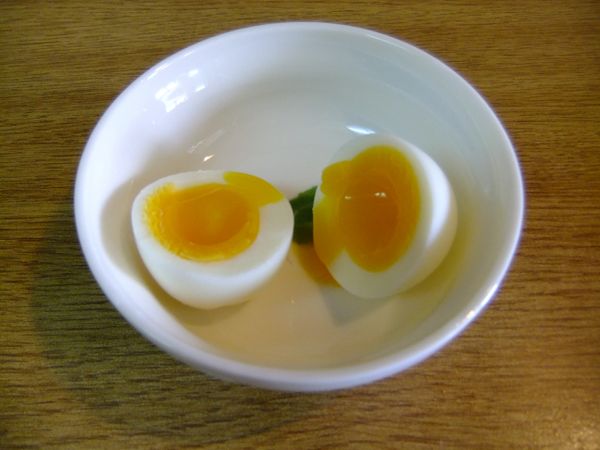 2.5分鐘 ：蛋黃外圍已經凝固，但中間仍是液態的。