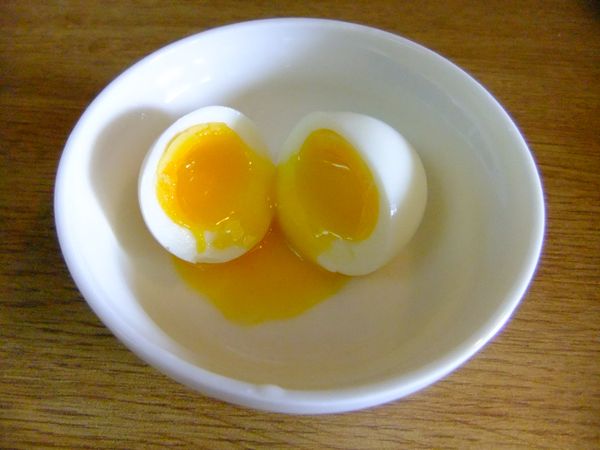3分鐘 ：蛋黃外圍凝固的部份變多了，但中間仍有部份未凝固。