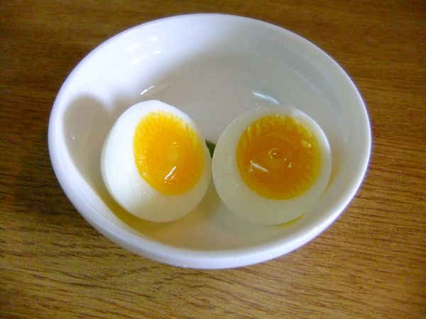 4分鐘 ：雖然還有部分蛋黃沒有完全凝固，但不至於會流下來了。