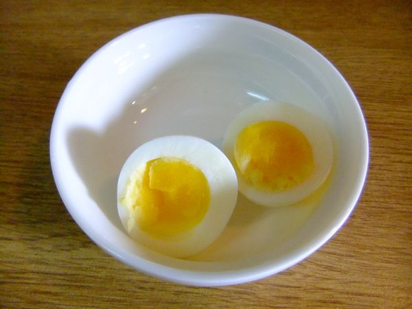 5分鐘 ：蛋黃全部凝固至九分熟狀態，再悶下去恐怕要全熟了！