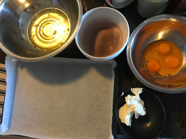 鋪烘焙紙
過篩低筋麵粉.可可粉
雞蛋將蛋黃蛋白分開(蛋白不可以沾到蛋黃,水份及油脂)
奶油乳酪切小塊回復室溫