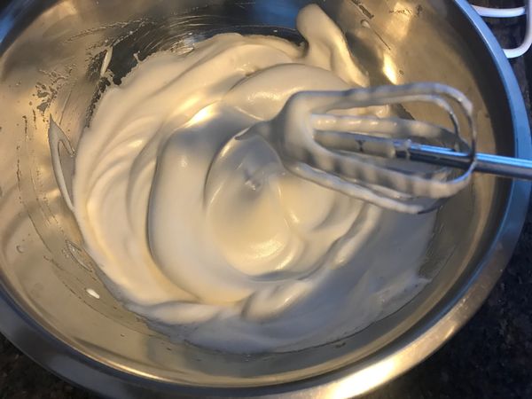 蛋白和糖打發成蛋白霜