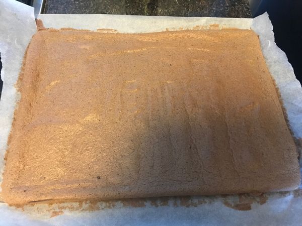 進烤箱170度C烤18-20分鐘(出爐後輕拍表面乾燥有彈性,馬上移出烤盤,撕開烤紙四邊放涼)