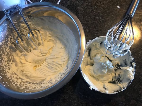 <奶油乳酪鮮奶油>
A鮮奶油和糖打發
B.奶油乳酪攪拌至滑順的乳霜狀態