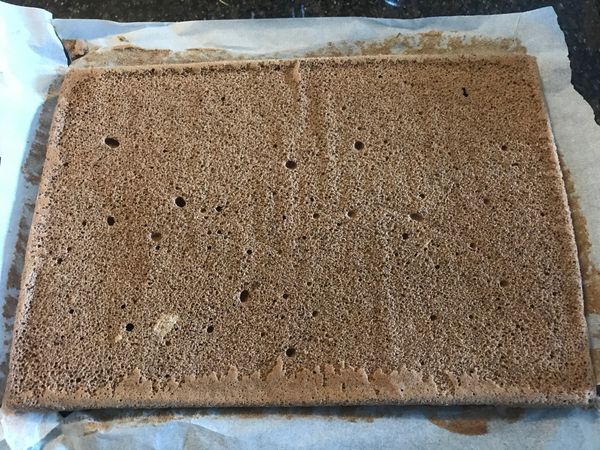 撕開冷卻的蛋糕底部烤紙,烤面朝上底部墊著撕下來的烤紙,