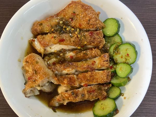 梅子黃瓜搭配椒麻雞腿排，清爽開胃唷。