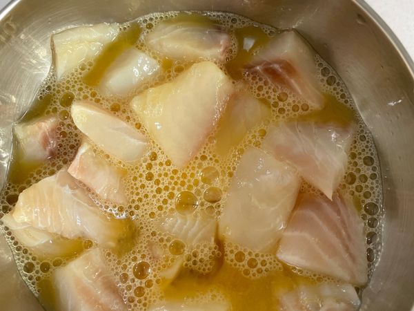 鯛魚切小塊放在醃料中30分鐘