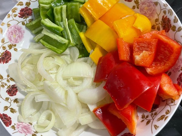 洋蔥洗淨切絲或片
各種椒洗淨挖籽切塊