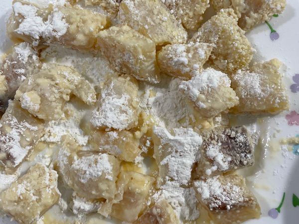 鯛魚塊均勻沾上地瓜粉備用