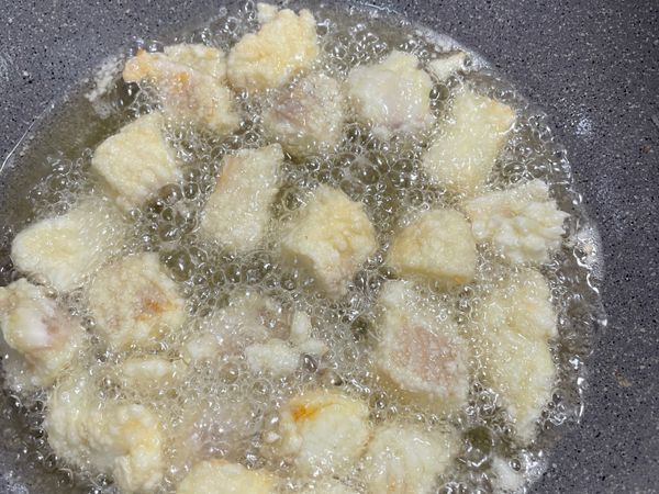 熱鍋下1/4鍋油
油熱到起泡後
下鯛魚塊炸
炸到兩面變金黃盛起備用
（順便滴油）