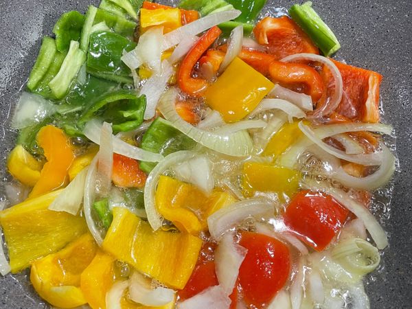 下各種椒及洋蔥炸1分鐘
撈起備用
（順便滴油）