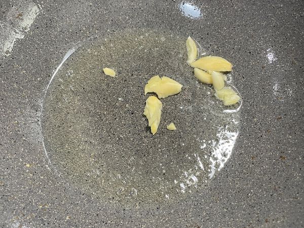 原鍋大部分油倒掉
留一點油
下蒜瓣爆香