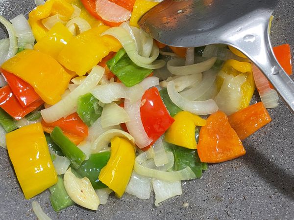 下洋蔥及各種椒翻炒炒香