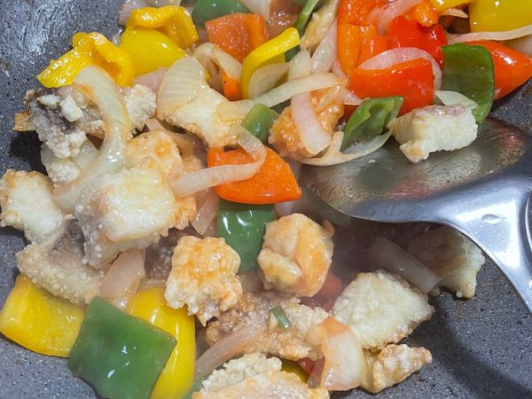 鯛魚塊重新入鍋
拌均勻
每面都要沾到糖醋醬
翻炒一下
完成✅