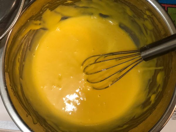 「蛋黃工作」
蛋黃+沙拉油+牛奶攪拌
再加入過篩低筋麵粉先放一邊