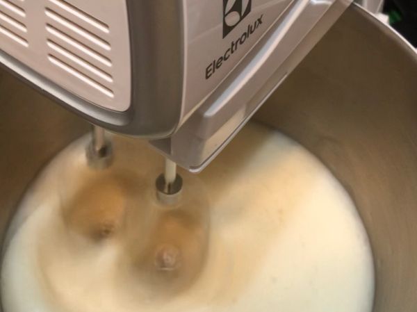 「蛋白打發」
蛋白、少許檸檬汁（較容易打發）、糖分次加入打發