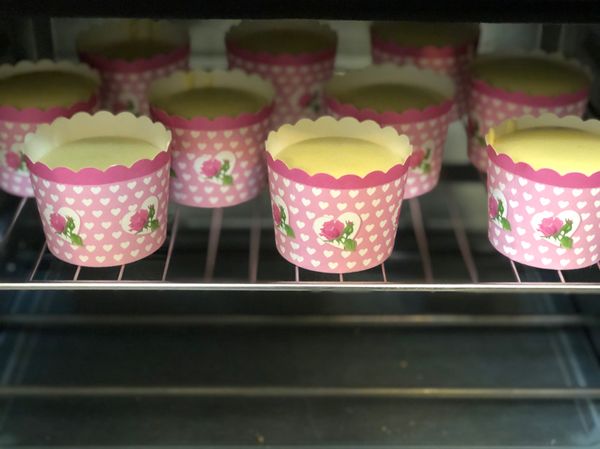 將蛋白分次放入蛋黃裡並將二個混合拌勻，之後入模放入烤箱