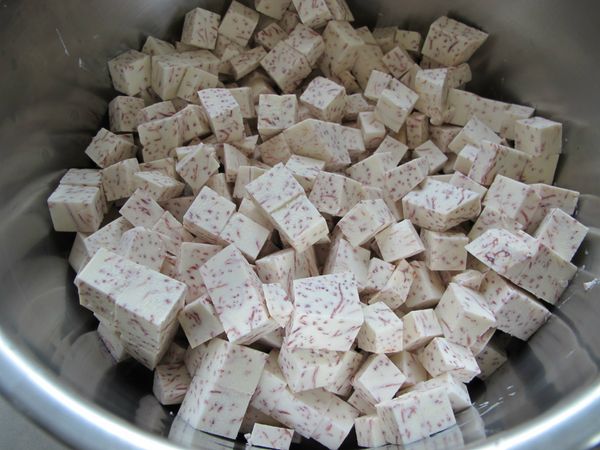 芋頭去皮切成小丁,放入電鍋蒸軟.