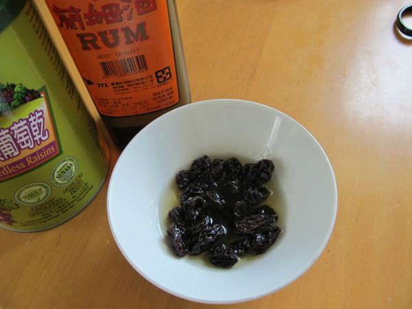 葡萄乾用萊姆酒泡軟, 瀝乾備用.