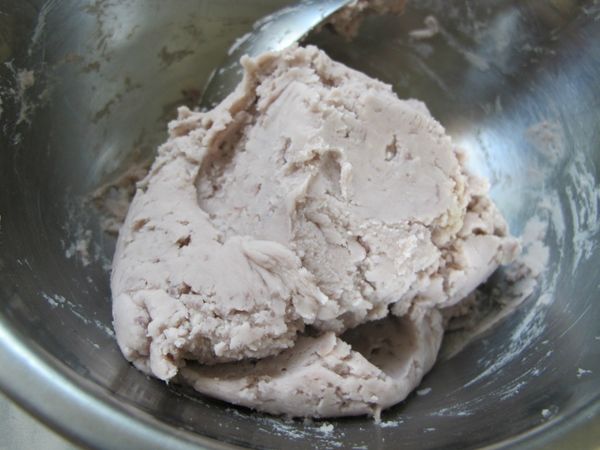 趁熱壓成泥狀, 拌入白砂糖及鮮奶油, 成芋頭餡.