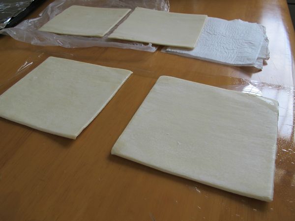 起酥片從冷凍庫取出, 放置五分鐘回軟.