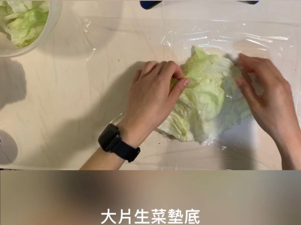 取一張保鮮膜 放上生菜