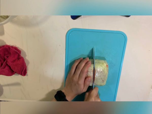 將生菜堡對切即可