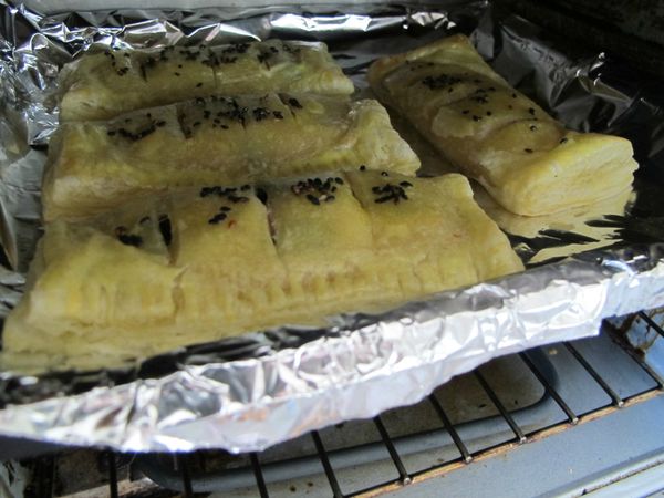 灑上黑芝麻, 入烤箱 250 度烤十五分鐘後派皮膨脹上色, 打開烤箱門 ,稍後再取出 ( 不要馬上離開烤箱的原因,是 避免派皮坍塌變形)