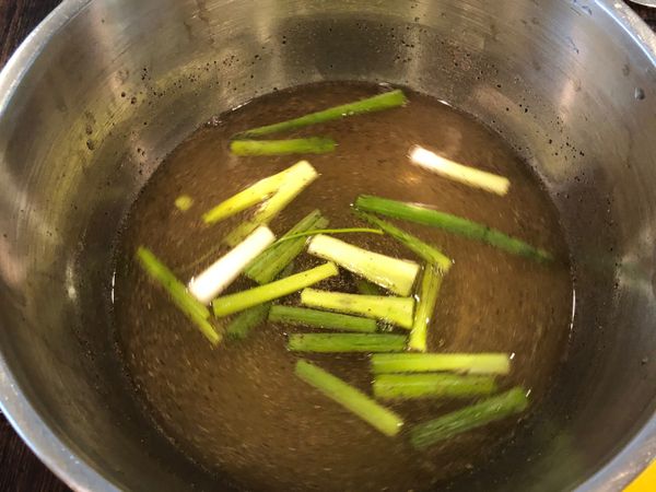 打所有醃製材料放入鍋中，攪拌均勻。