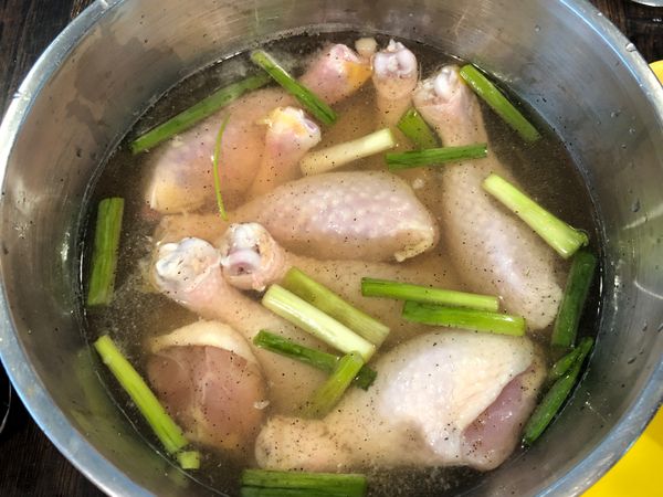 放入雞腿，蓋上保鮮膜。放入冰箱
醃製6-10小時