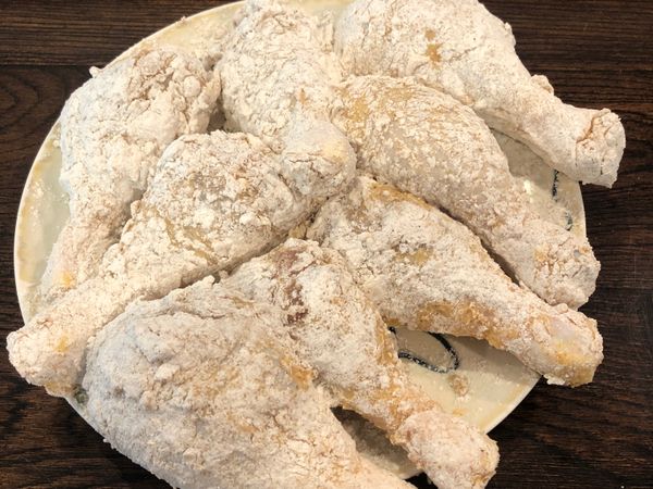 1、麵粉、鹽、泡打粉、辣椒粉、蒜頭粉、太白粉，攪拌均勻。
2、用盛出10湯匙的裹粉到另一個盤中，再加入50ml水和1顆雞蛋。

雞腿先沾濕的裹粉，再沾乾的裹粉。