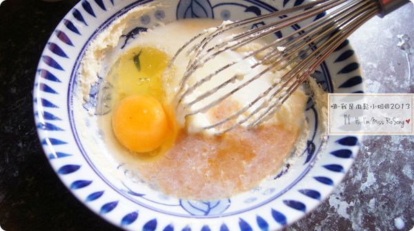 拌勻後再依序加進雞蛋，牛奶，天然香草精混合均勻
