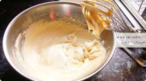 拌勻後倒入乾材料中混合成麵糊