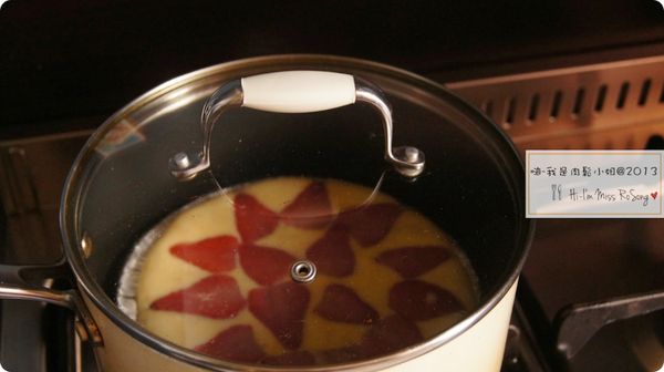 再來就找一個深一點的平底鍋或是大湯鍋蓋鍋蓋以中大火加熱5分鐘，

取3張鋁箔紙折成和烤盤一樣寬並墊在鍋底，

然後小心放上裝蛋糕餡的烤盤

** 鍋子最好找鐵製的，較厚重並且耐熱度較好的 **