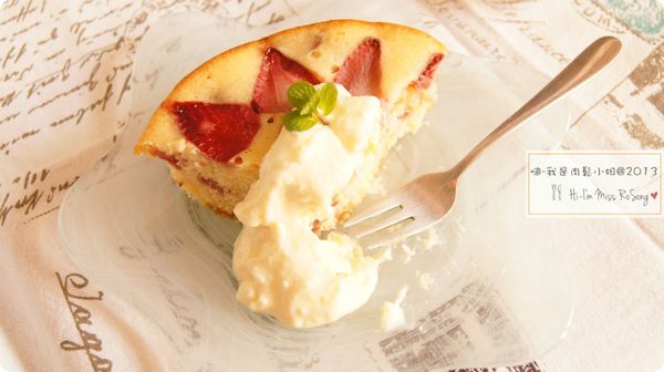 最後就將烤好的蛋糕取出放涼5分鐘後就可以吃囉，

這個蛋糕有兩種吃法，

一種就是直接撒上糖粉，

另一種就是加一匙奶油乳酪醬，