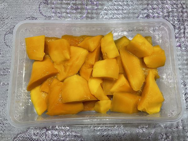準備食材，將芒果削皮切塊備用