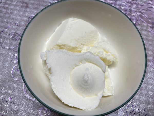 挖出兩球香草冰淇淋備用