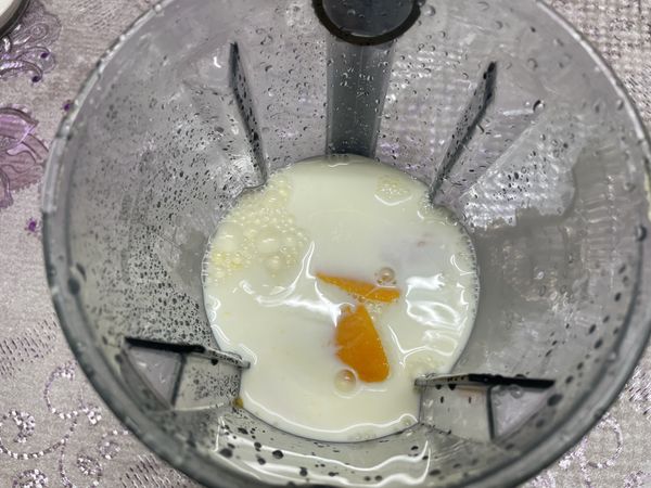 接著倒入一杯牛奶