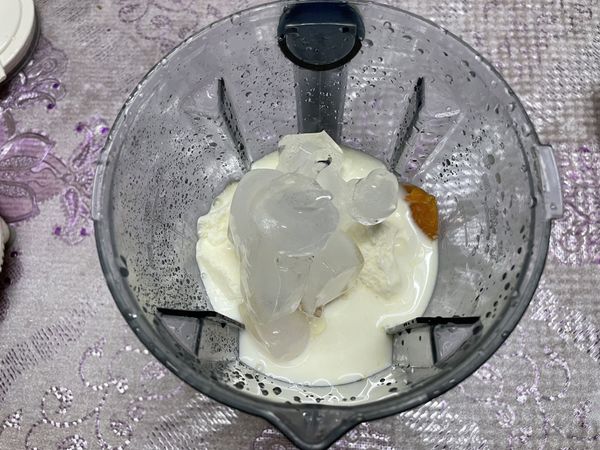 加入冰淇淋和冰塊，冰塊量可隨個人喜好增減