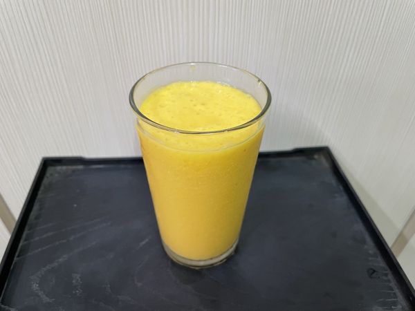 將奶昔倒進杯子中，美味香甜的芒果奶昔就完成囉!