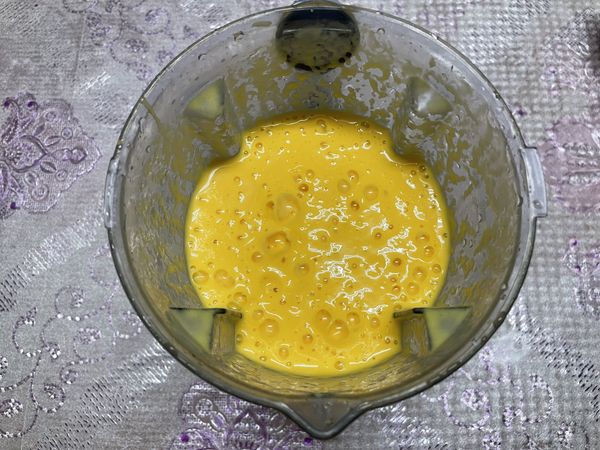 蓋上蓋子，按下果汁機開關，攪拌打勻