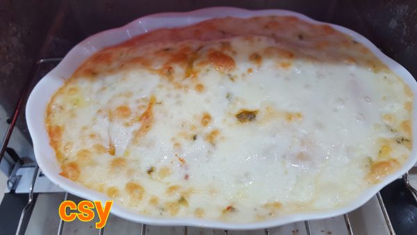 放入烤箱，起司烤融化， 我用的是 加熱的小烤箱熱度不均勻，所以要轉向，烤焦脆的程度看個人喜好