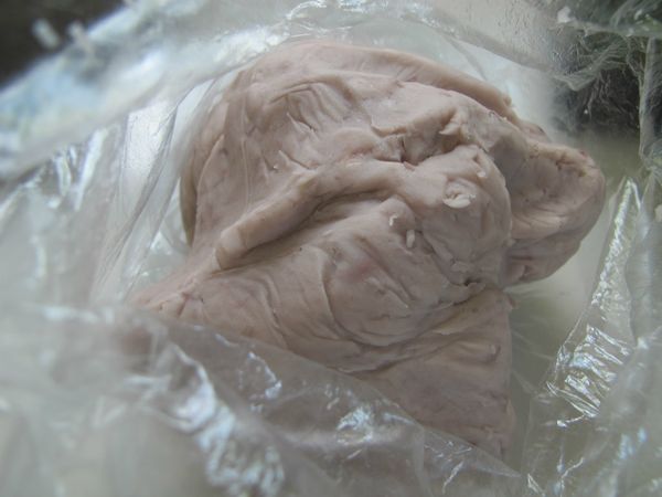 趁熱壓成泥狀, 拌入白砂糖及鮮奶油.油, 成芋頭泥.