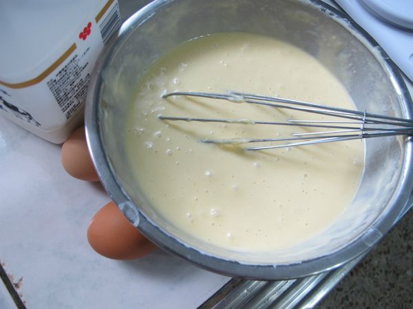 鬆餅粉加鮮奶拌ㄧ下,加入打散的蛋液拌勻備用