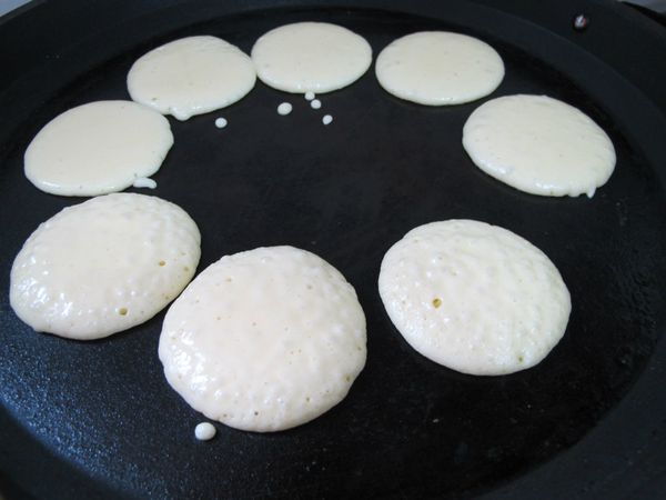 平底不沾鍋放少許油小火熱鍋,用紙巾拭去多餘的油,以湯瓢放入一匙的鬆餅料畫圓,蓋上鍋蓋約2分鐘