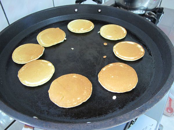 見餅皮出現氣孔翻面再煎一分鐘取出